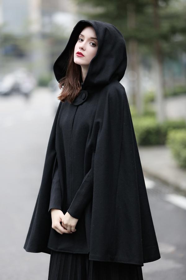 THE NEW YORKER | NAVY HOODED CASHMERE CAPE